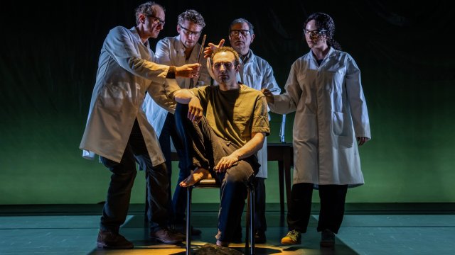 Article thumbnail: 'Mnemonic' at the National's Olivier Theatre (Photo: Johan Persson)